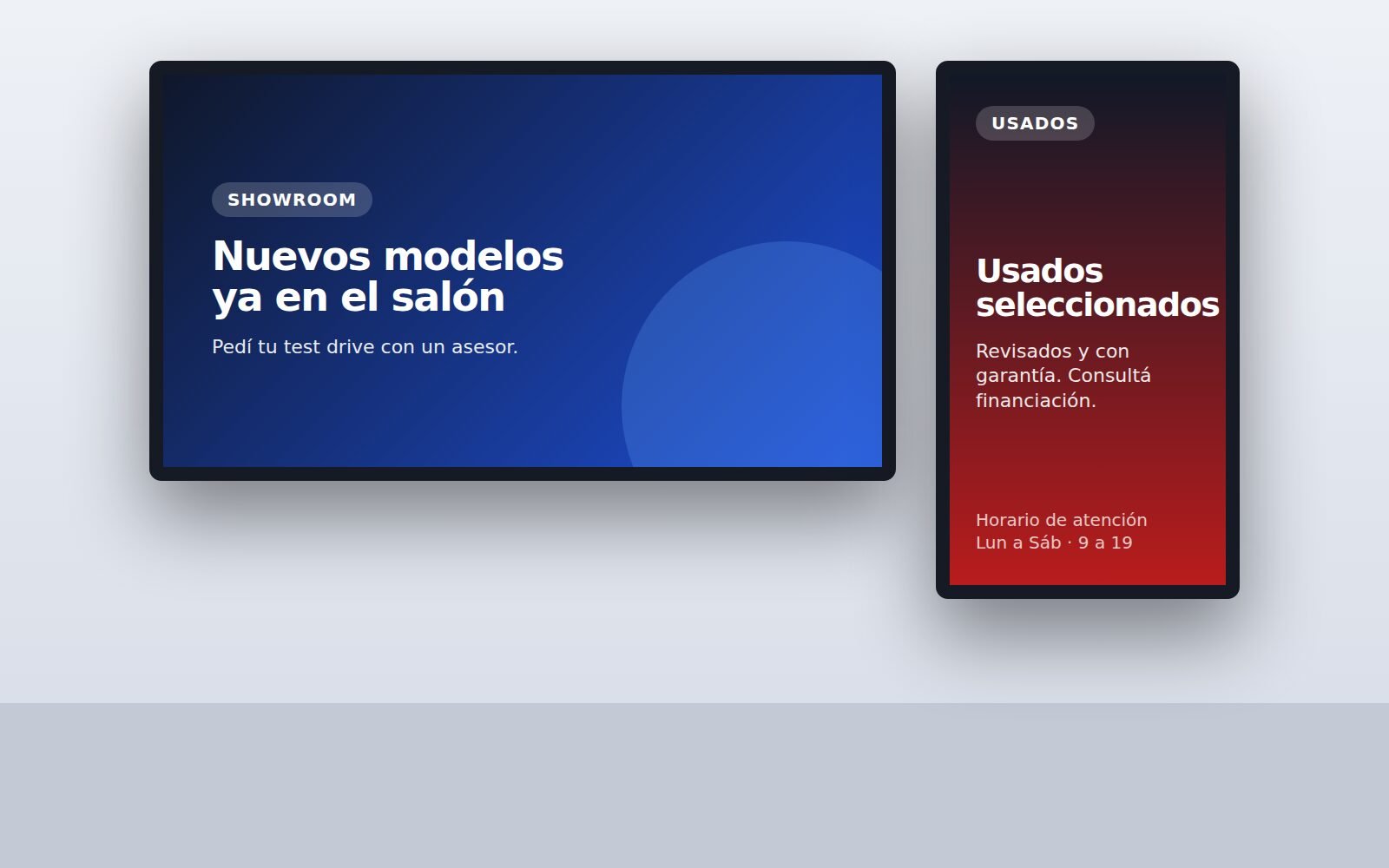 Salón de una concesionaria con una TV horizontal de modelos nuevos y una pantalla vertical de usados seleccionados