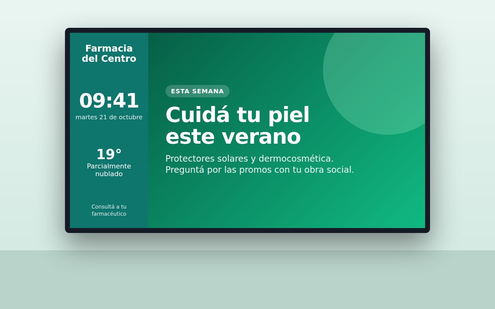 TV de una farmacia mostrando una promo de cuidado de la piel, con franja lateral de logo, hora, fecha y clima